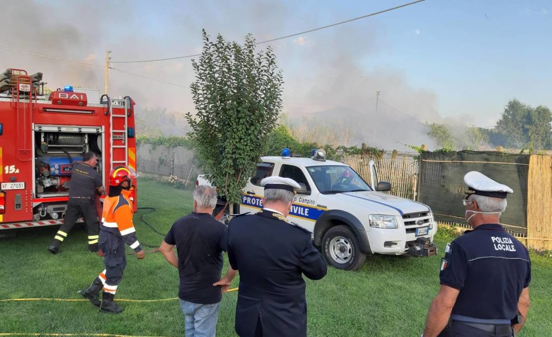 Importante incendio in via Morosina